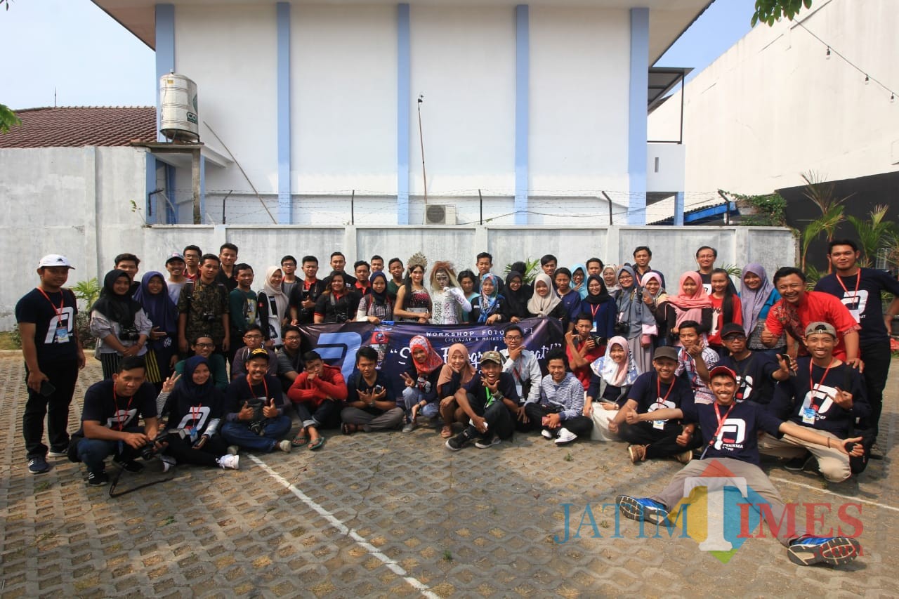 Sesi foto bersama peserta workshop dengan panitia workshop Seni Fotografi Kreatif. (Foto: B. Setioko/JatimTIMES)