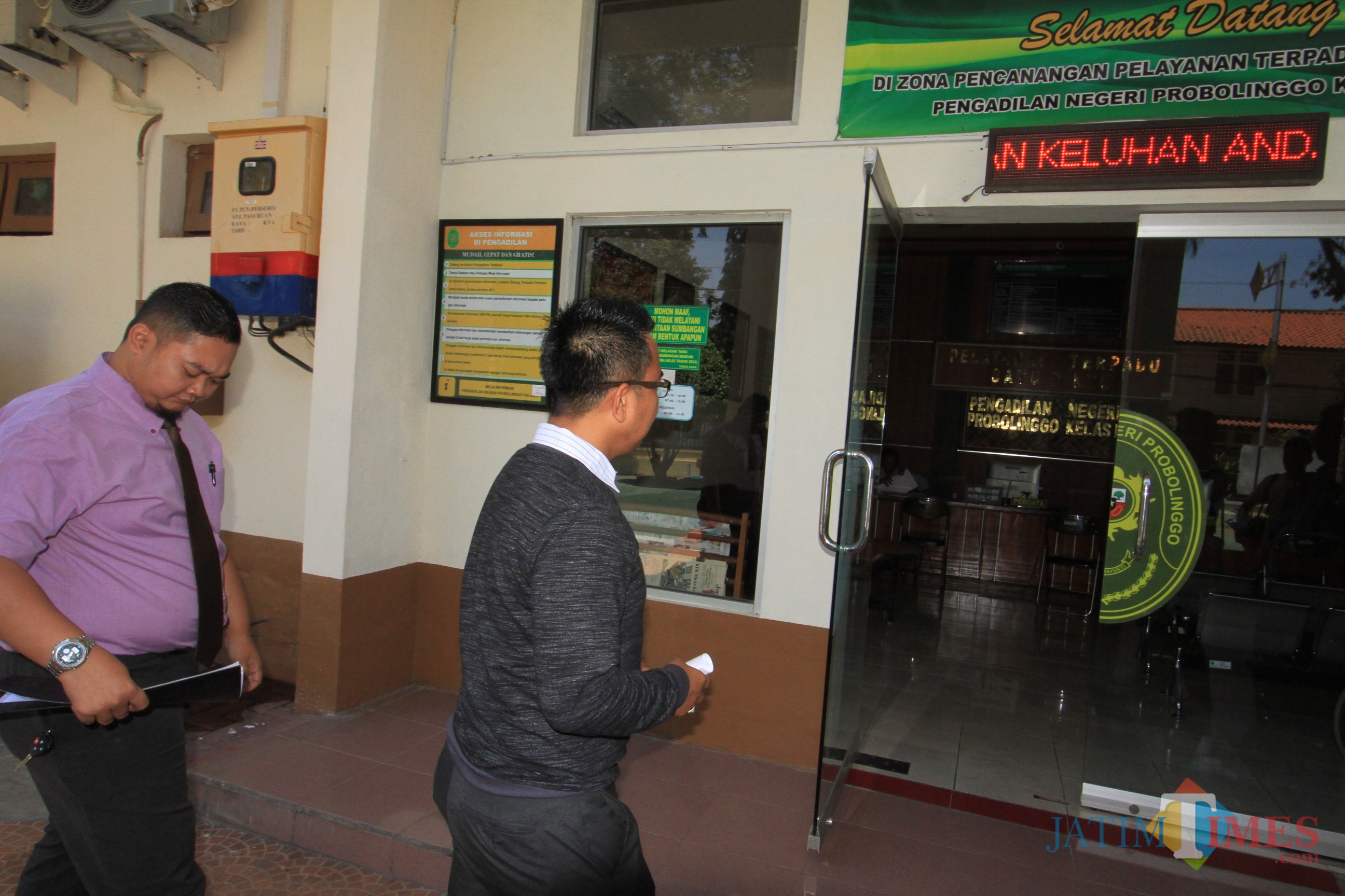 Muhammad Soleh dan Rekan saat meregistrasi gugatan kliennya ke PN Probolinggo beberapa hari yang lalu (Agus Salam.Jatim TIMES)