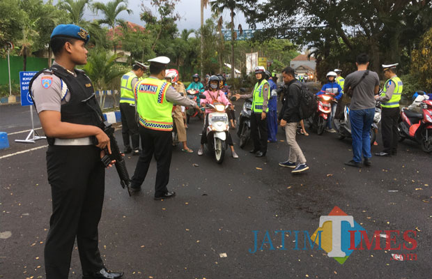 Personel kepolisian Polres Malang saat menggelar giat Oprasi Zebra Semeru 2018, Kabupaten Malang (Foto : Ashaq Lupito / MalangTIMES)
