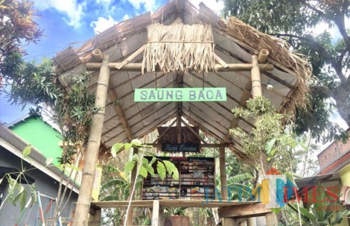 Spot saung baca di kampung Syantik Dusun Caru Desa Pendem Kecamatan Junrejo. (Foto: Irsya Richa/MalangTIMES)