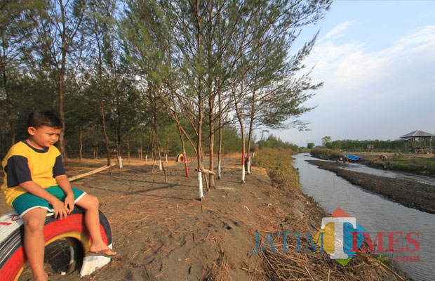 Tempat duduk ini, swadaya warga Kelurahan Pilang,m Kecamatan kademangan (Agus Salam/Jatim TIMES)