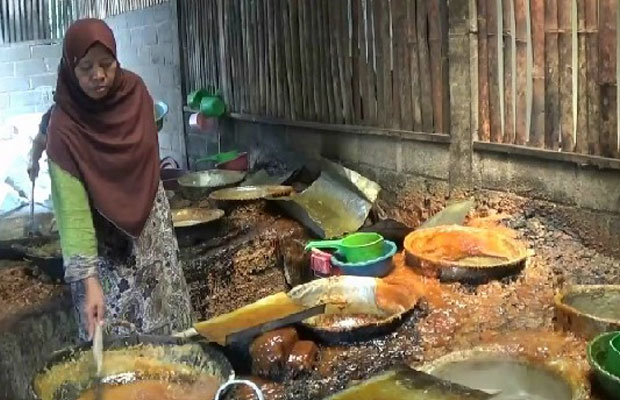 Proses produksi gula merah yang dilakukan secara tradisional.(Foto : Ist)