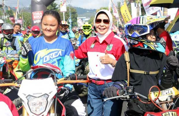 Wali Kota Batu Dewanti Rumpoko menyapa rider perempuan yang ikut KWB Super Adventure 3, Minggu (4/11/2018).