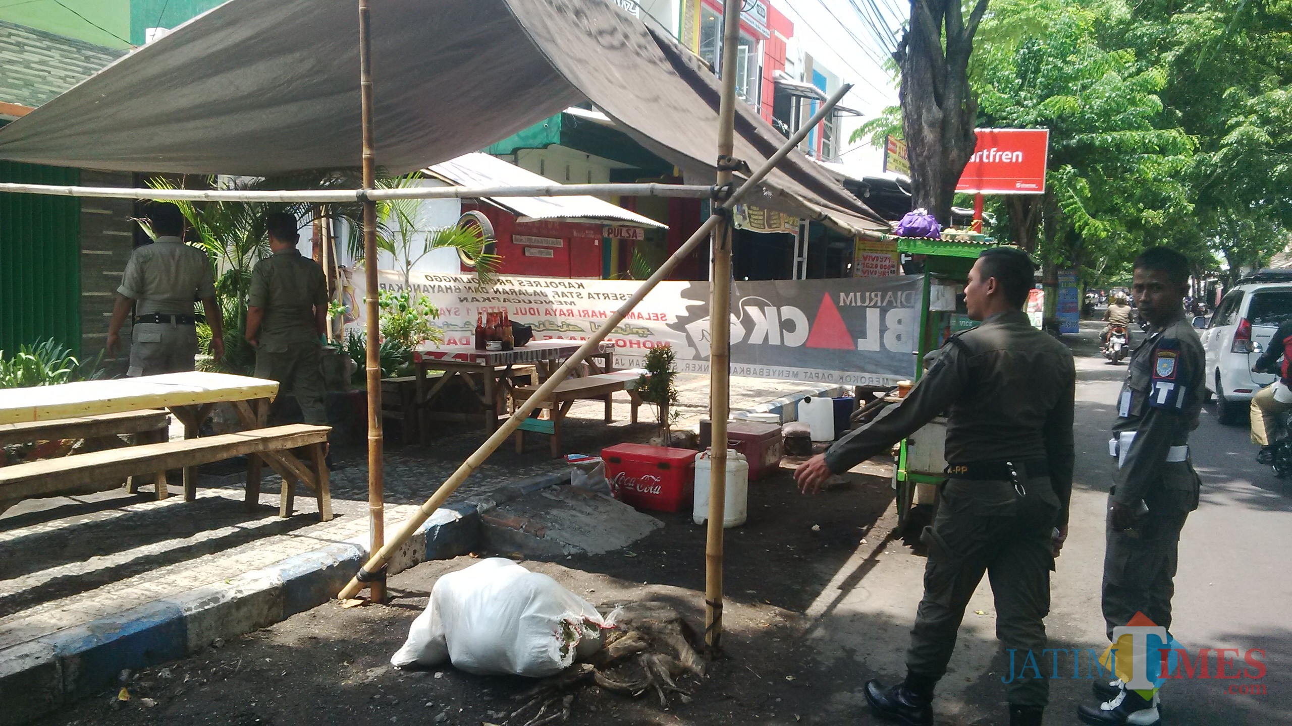 Petugas Satpol PP saat menertibkan PKL yang berjualan di Jalan Cokro (Agus Salam/Jatim YIMES)