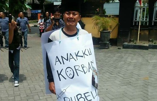 Suyanto saat aksi tunggal di Kediri karena anaknya Lumpuh pasca di suntik Rubella / Foto : Istimewa / Tulungagung TIMES