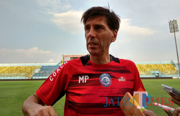 Pelatih Kepala Arema FC, Milan Petrovic (Hendra Saputra)
