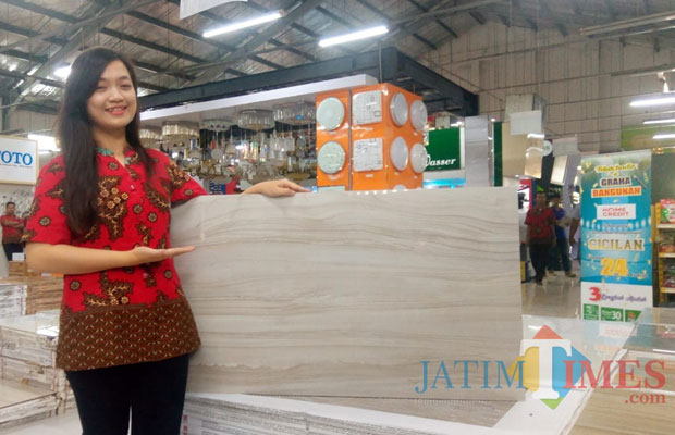 Karyawan menunjukkan granit Sandiman ukuran 60x120 koleksi Graha Bangunan.(Foto : Aunur Rofiq/BlitarTIMES)
