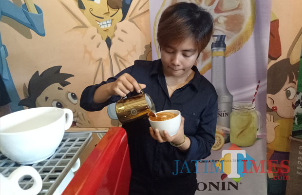 Seorang barista menghias kopi dalam Battle Latte Art for Newbie Barista di Kepo Gelato & Cafe. (foto: Imarotul Izzah/Malang Times)