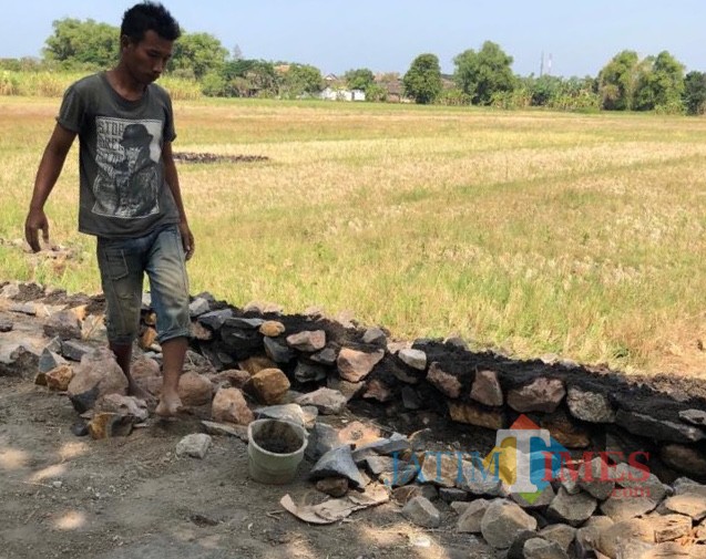 Seorang pekerja proyek jalan tembus Krapyakrejo.