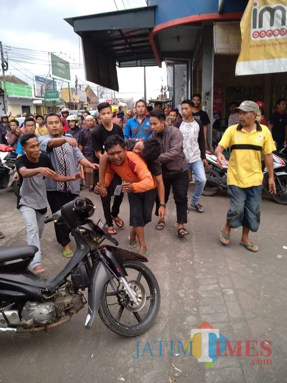 Warga yang berupaya mengevakuasi Ahmad Arik Zakaria korban yang diduga meninggal karena tersengat listrik, Kecamatan Gondanglegi (Foto : Istimewa)