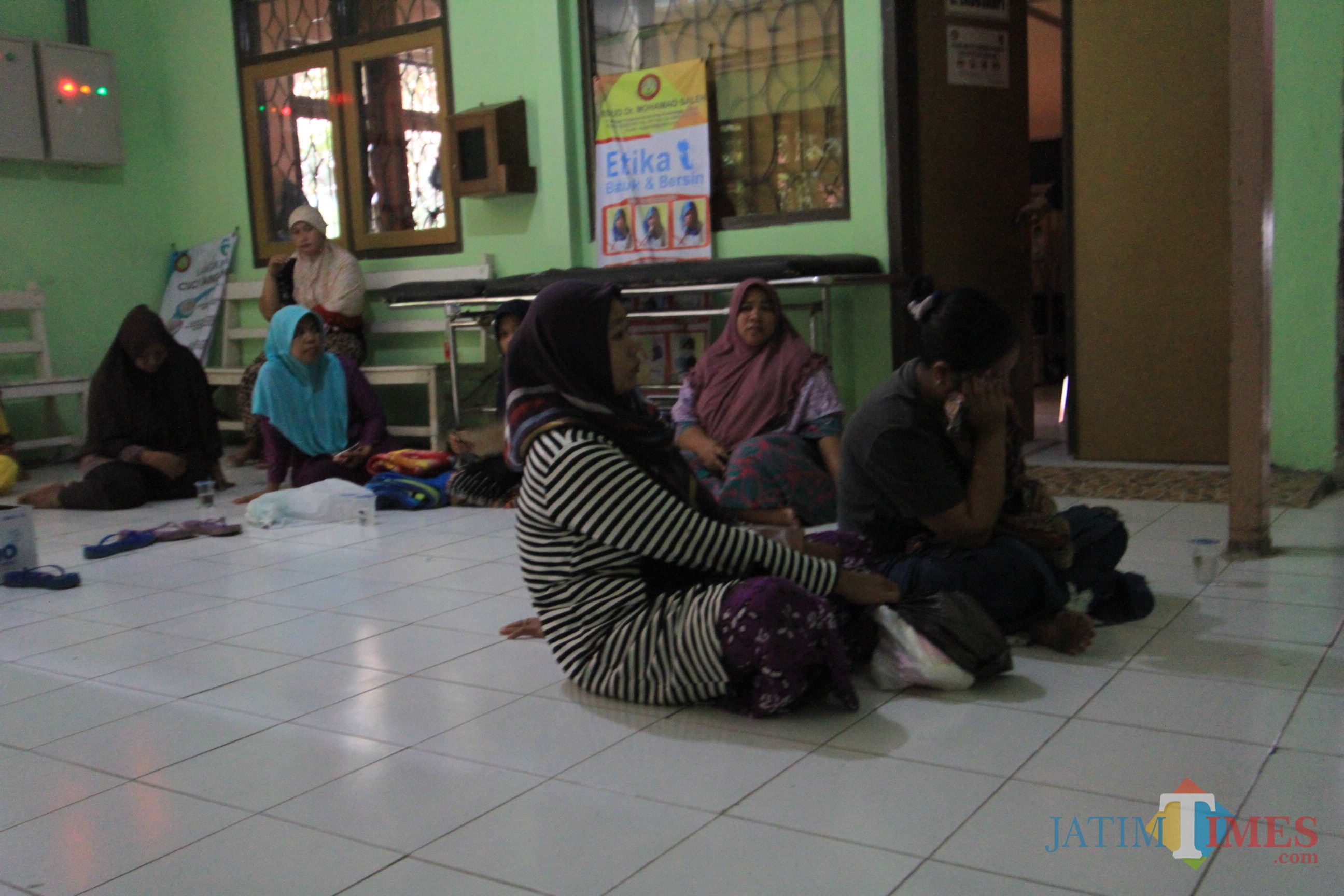 Holifah, ibu korban balita yang diserang kera menunggu anaknnya dioperasi di RSUD dr M Saleh (Agus Salam/Jatim TIMES)