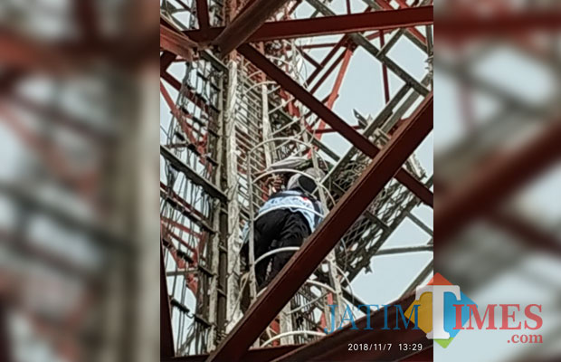 Detik-detik menegangkan saat petugas gabungan hendak mengevakuasi pria yang nekat memanjat tower setinggi 72 meter, Kecamatan Pakisaji (Foto : Palang Merah Indonesia (PMI) Kabupaten Malang for MalangTIMES)