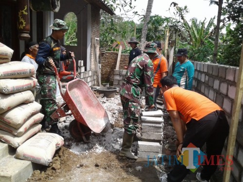Gotong royong warga Ngrendeng dan TNI bangun mushola.(Foto : Team BlitarTIMES)