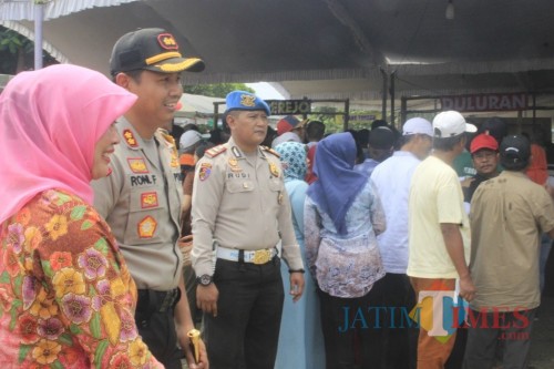 Kapolres Kediri AKBP Roni Faisal ketika turun lapangan memantau pilkades di wilayah hukum polres kediri. (Foto: B. Setioko/JatimTIMES)