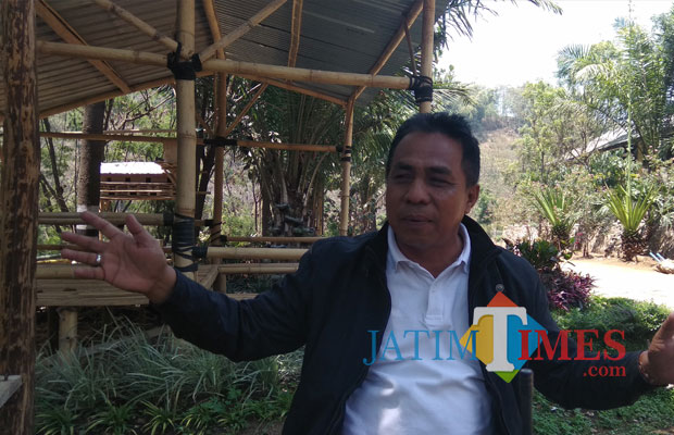Kabid Persampahan dan Pertamanan Dinas Lingkungan Hidup (DLH) Kota Batu, Mawardi saat ditemui di TPA Tlekung. (Foto: Nurlayla Ratri/MalangTIMES)