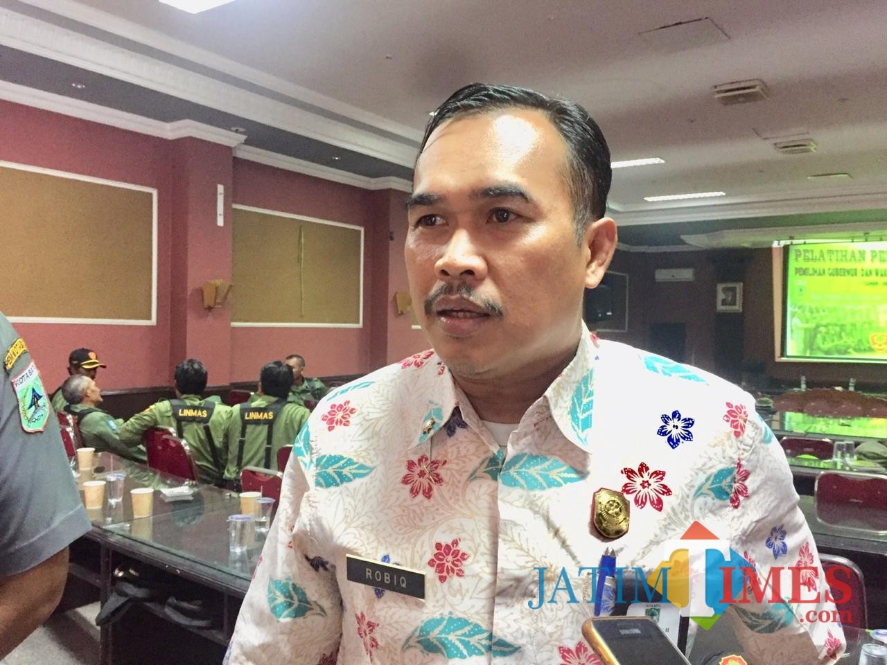 Kepala Satpol PP Kota Batu Robiq Yunianto saat menemui awak media, beberapa waktu lalu. (Foto: Irrsya Richa/ MalangTIMES)