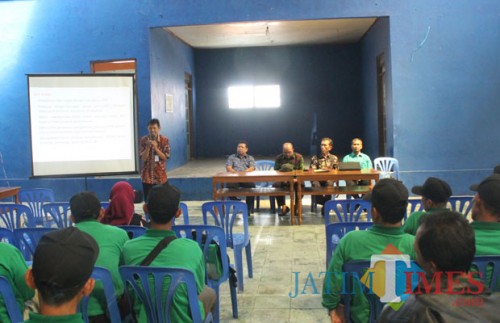 Petani Kab Blitar mendapat paparan tembakau srintil dari Dinas Pertanian dan Ketahanan Pangan Kab Temanggung.(Foto : Aunur Rofiq/BlitarTIMES)