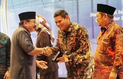 Wali Kota Kediri Ketika menerima predikat Terbaik II kategori Pemerintah kabupaten/kota dengan kerjasama dan penggunaan data Badan Pusat Statistik (BPS) yang diserahkan oleh Gubernur Jatim Soekarwo. (Foto: Ist)