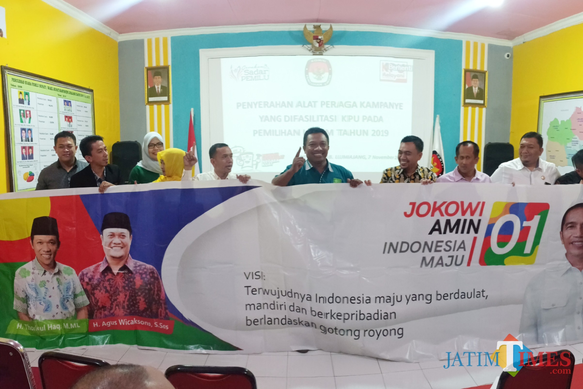 Penyerahan Alat Peraga Kampanye Pemilu 2019 di Kantor KPU yang disaksikan oleh Bawaslu. (Foto: Pawitra/JatimTIMES)