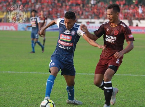 Rivaldi Bawuo (kiri) saat menguasai bola dalam kejaran pemain PSM Makassar, Zulkifli Syukur (official Arema FC)