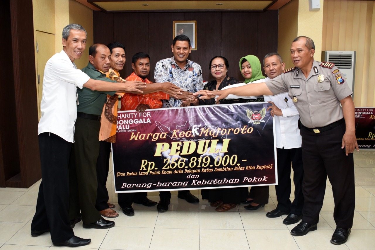 Wali kota Kediri saat menerima bantuan untuk korban bencana Palu. (ist)