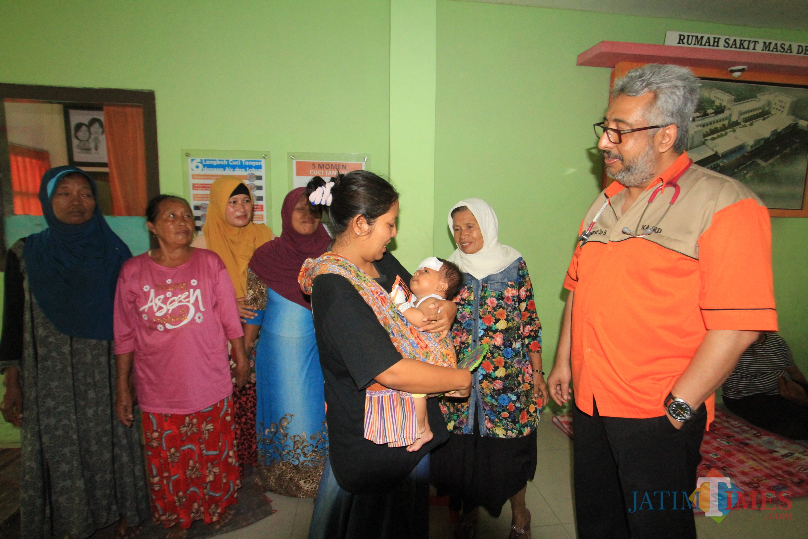 Nur Holila didampingi dokter Abror yang menangani operasi anaknya saat di luar ruang rawat hafid (Agus Salam/Jatim TIMES)