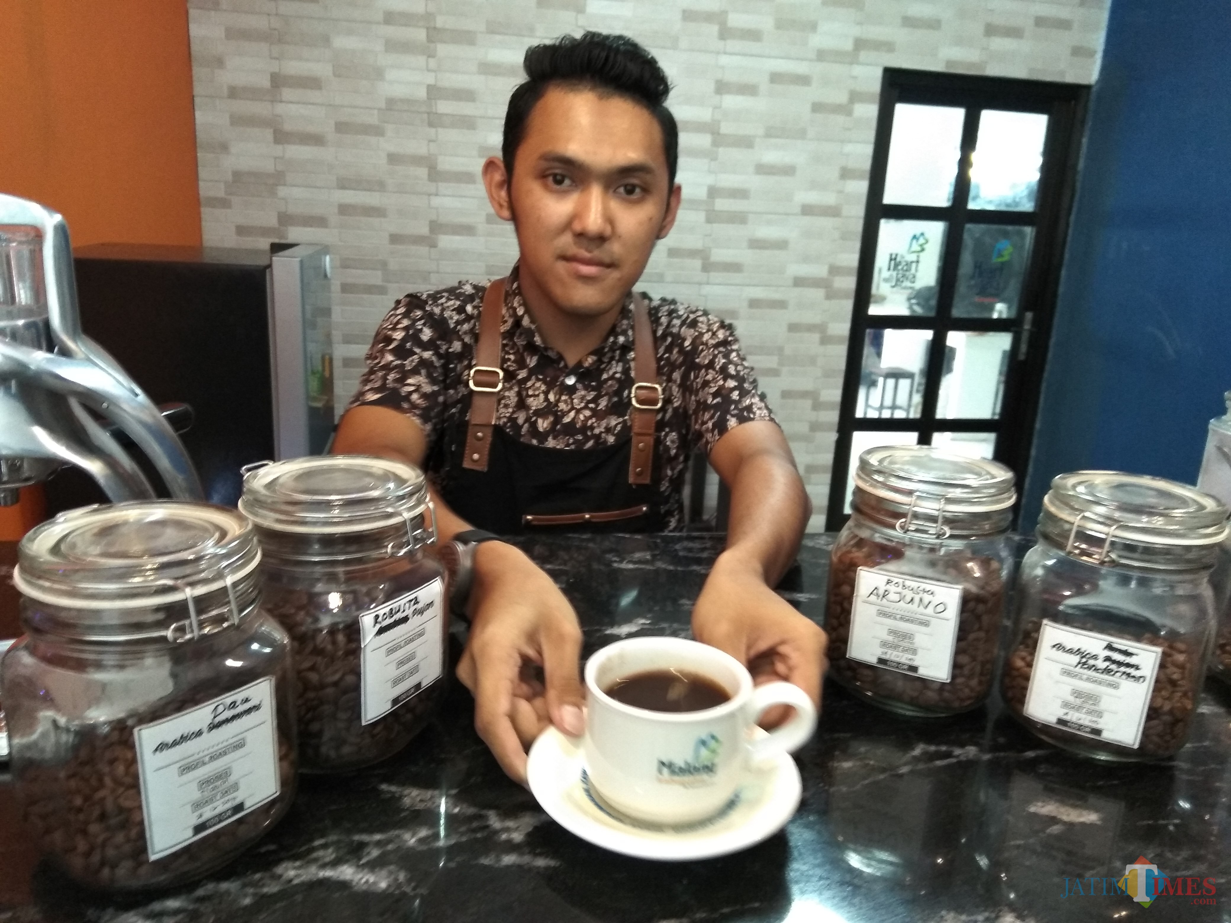 Ilustrasi, pekerja cafe di Kabupaten Malang mendapatkan UMK dengan nominal lebih tinggi dibanding UMK Kota Malang. (Foto: Nurlayla Ratri/MalangTIMES)