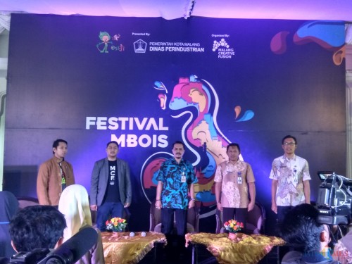 Kepala Dinas Perindustrian Kota Malang, Subkhan (tengah) saat membuka Festival Malang Mbois di Hotel Richie (Hendra Saputra)