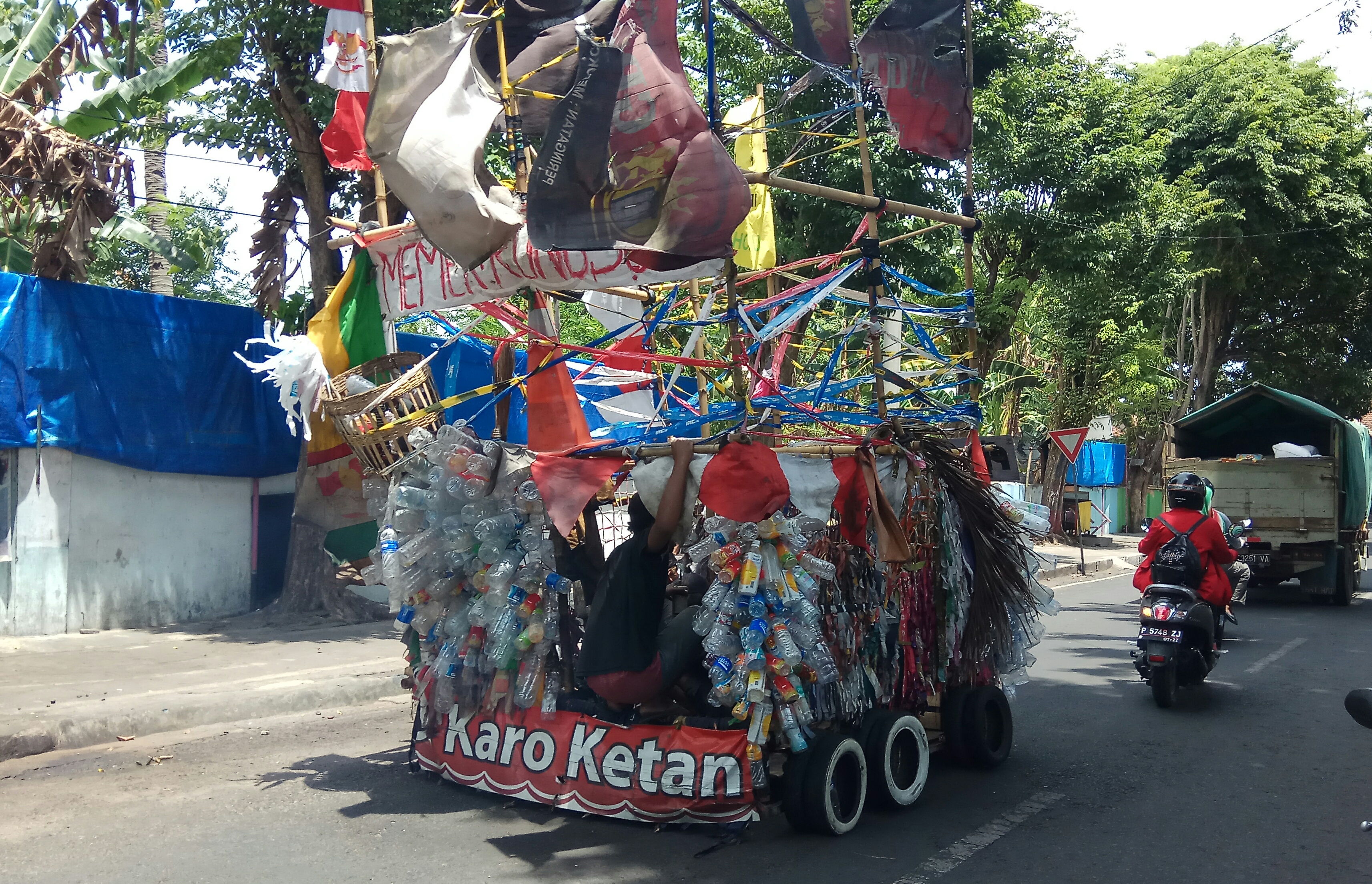 Vespa modifikasi dengan baramg bekas melintas di salah satu jalan protokol Banyuwangi