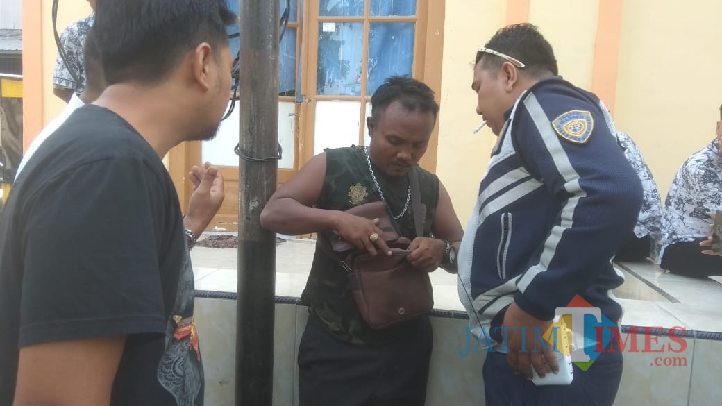 Agus setelah seragam dinasnya dicopot petugas Dishub Kota Prtobolinggo (Agus Salam/JatimTIMES)