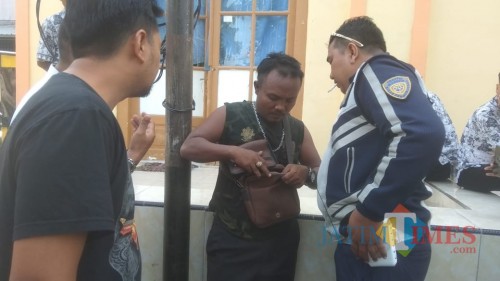 Agus setelah seragam dinasnya dicopot petugas Dishub Kota Prtobolinggo (Agus Salam/JatimTIMES)