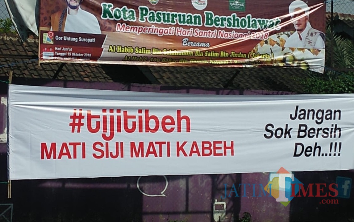 Banner liar yang berisi peringatan kepada pelaku korupsi.