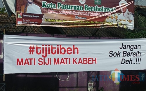 Banner liar yang berisi peringatan kepada pelaku korupsi.