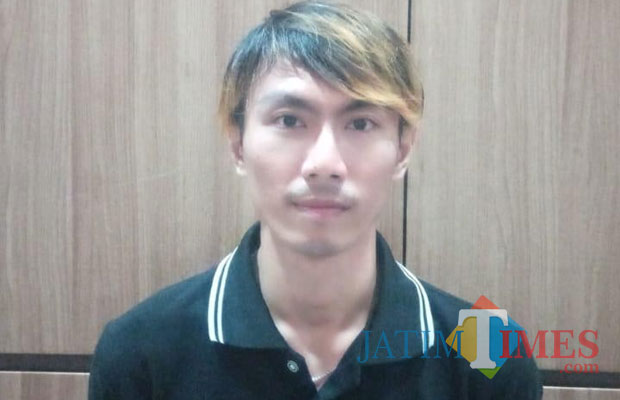 Tersangka Hendrik Sugiyanto saat diamankan polisi (Foto : M Bahrul Marzuki/SurabayaTIMES)