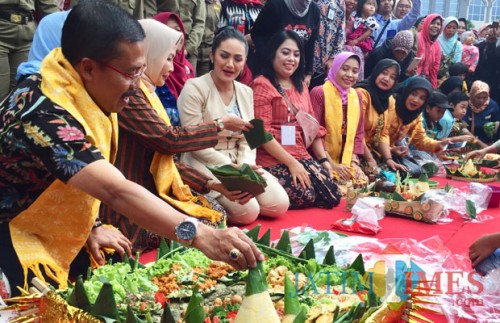 Wali Kota Batu Dewanti Rumpoko bersama Wakil Wali Kota Batu Punjul Santoso dan Krisdayanti saat menyantap sego empok di Festival Sego Empog Balai Kota Among Tani, Kamis (8/11/2018). (Foto: Irsya Richa/MalangTIMES)