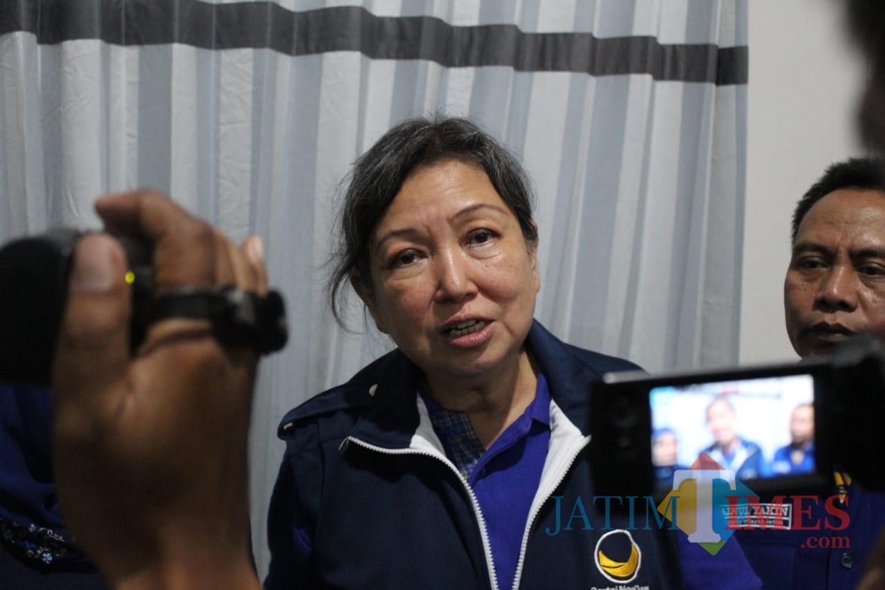 Ketua Bidang Organisasi, Kaderisasi dan Keanggotaan DPP NasDem, Sri Sajekti Sudjunadi saat diwawancarai awak media. (Foto : Adi Rosul / JombangTIMES)