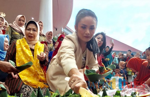 KD saat mengambil sego empog di Festival Sego Empog yang berlangsung Balai Kota Among Tani, Kamis (8/11/2018). (Foto: Irsya Richa/MalangTIMES)
