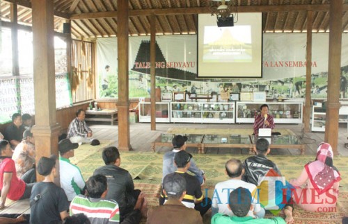 Pengelola Joglo Tani To Suprapto memberikan paparan kepada petani Kab Blitar.(Foto : Aunur Rofiq/BlitarTIMES)