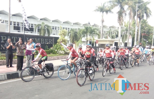 Wakil Bupati Jember Drs KH Abdul Muqiet Arif saat melepas peserta SJN. (foto : Moh. Ali Makrus / Jatim TIMES)