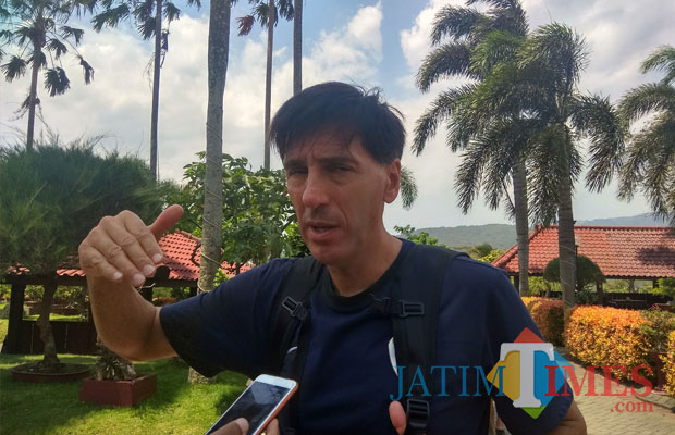 Pelatih Kepala Arema FC, Milan Petrovic (Hendra Saputra)