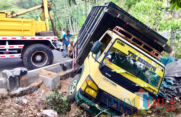 Kondisi truk saat terguling di Jurang Susu Dusun Durek Desa Giripurno Kecamatan Bumiaji, Kamis (8/11/2018). (Foto: Irsya Richa/MalangTIMES)