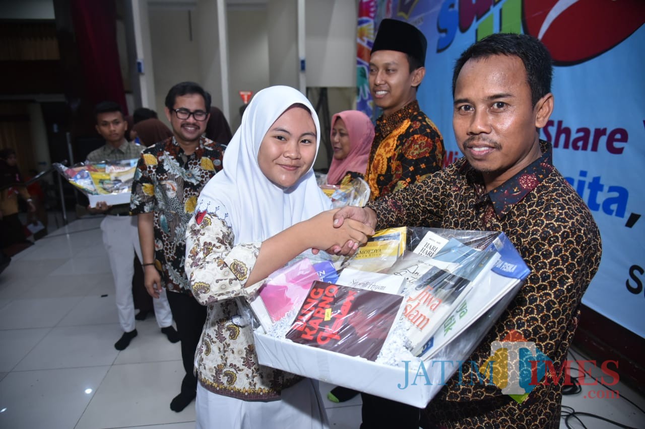 Para pelajar Surabaya saat mendonasikan buku
