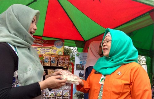 Salah satu pelaku industri makanan di Kota Malang menunjukkan produknya dalam pelatihan IKM di Hotel Grand Palace, Rabu (7/11/2018).