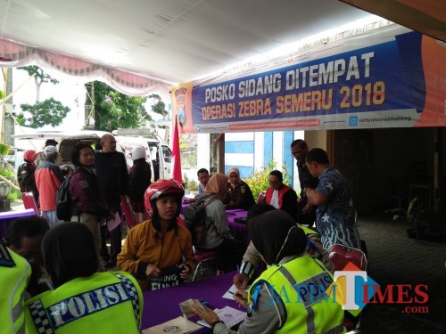 Petugas Satlantas Polres Malang beserta tim gabungan saat menggelar giat Oprasi Zebra Semeru 2018, Kabupaten Malang (Foto : Dokumen MalangTIMES)