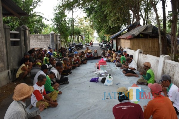 Puluhan petani di Desa Paron menggelar doa bersama. (ist)