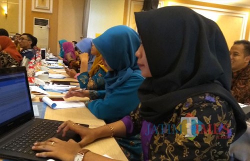 Salah satu operator sekolah saat mengikuti kegiatan Sosialisasi Peingkatan Karir Berbasis Online di Hotel Ollino Garden, Kota Malang. (Foto: Nurlayla Ratri/MalangTIMES)