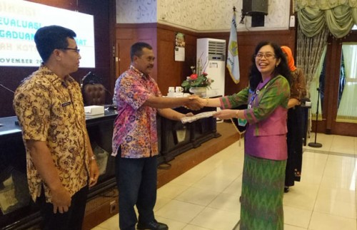 Pegawai DPUPR Kota Malang Sugeng Mulyo (tengah) ketika menerima penghargaan dari Diskominfo Kota Malang.