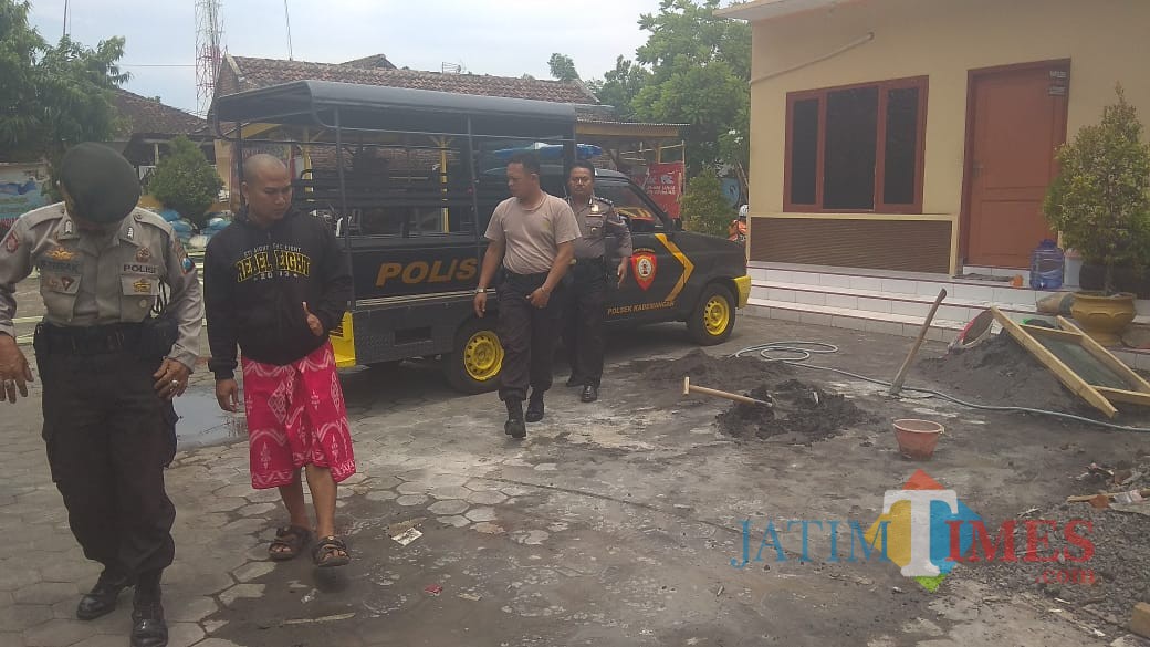 Slamet sat diamankan anggota polsek kademangan (Agus Salam/Jatim TIMES)