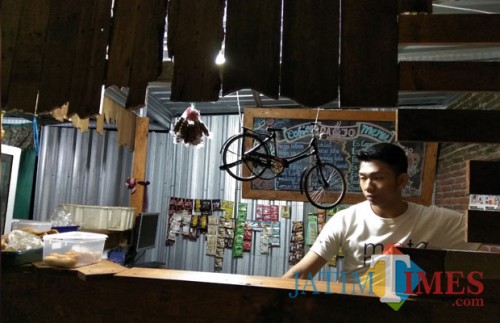 Ilustrasi, pekerja di salah satu kafe di Kota Malang yang berhak mendapatkan gaji sesuai UMK setempat. (Foto: Nurlayla Ratri/MalangTIMES)