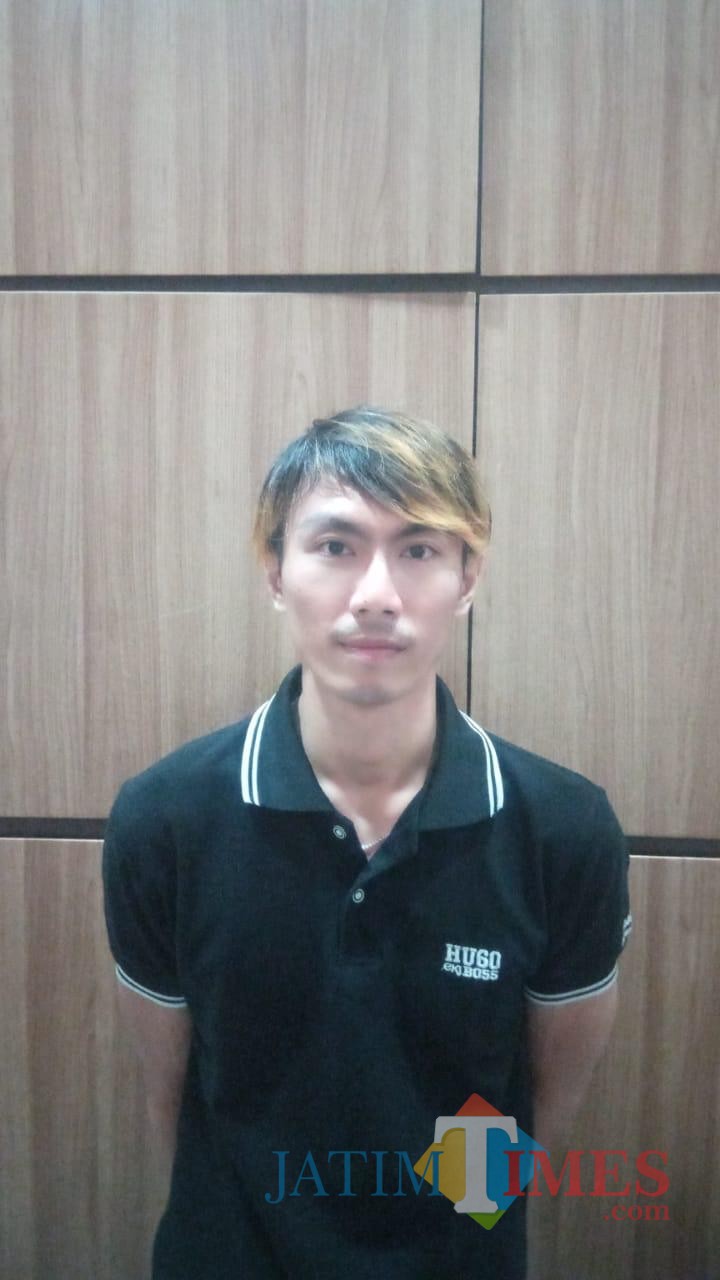 Tersangka Hendrik Sugiyanto saat diamankan polisi (Foto : M Bahrul Marzuki/SurabayaTIMES)